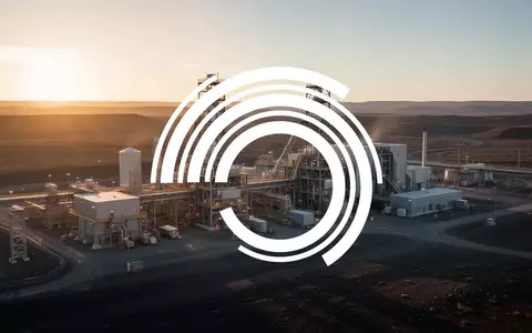 Moderne Industrieanlage zur Energiegewinnung in einer weitläufigen Landschaft bei Sonnenuntergang. - Foto: über boerse-global.de