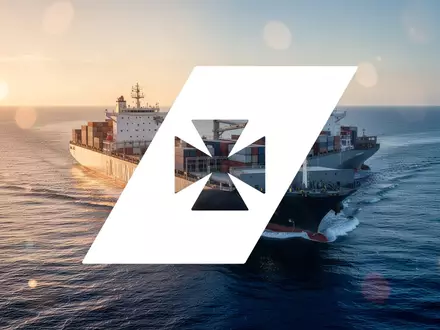Ein modernes Frachtschiff auf ruhigem Wasser während der goldenen Stunde, das die Schifffahrtsbranche symbolisiert. - Foto: über boerse-global.de