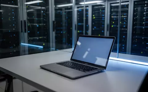 Ein moderner, professioneller Arbeitsplatz mit einem aufgeklappten Laptop in einer sicher wirkenden Büroumgebung. - Foto: über boerse-global.de