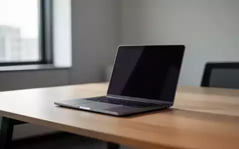 Ein moderner, aufgeräumter Büroarbeitsplatz mit einem aufgeklappten Laptop in natürlichem Licht. - Foto: über boerse-global.de