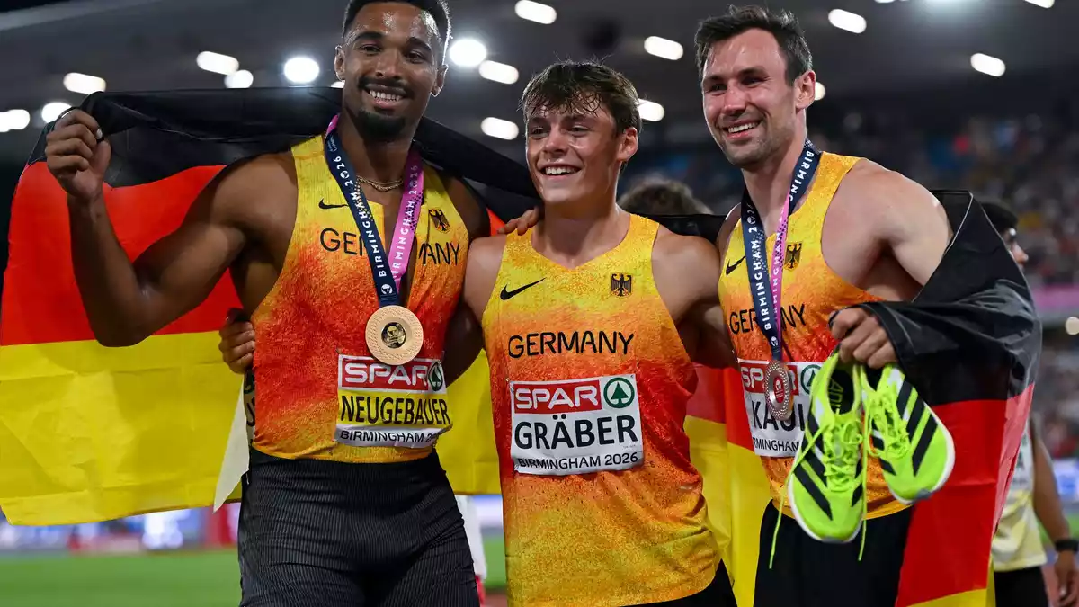 Das deutsche Zehnkampf-Trio Leo Neugebauer (l-r), Amadeus Gräber und Niklas Kaul nach dem spannenden EM-Zehnkampf. - Bild: Sven Hoppe/dpa