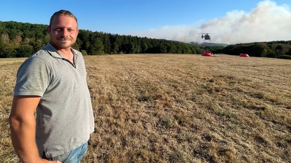 Nie hätte Patrick Koch gedacht, dass es so nah an seinem Zuhause einen so großen Waldbrand geben würde. - Bild: Christoph Driessen/dpa
