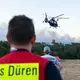 Ein Löschhubschrauber bekämpft am Donnerstagabend die Flammen des Waldbrandes Nahe Hürtgenwald. - Bild: Jan Ohmen/dpa