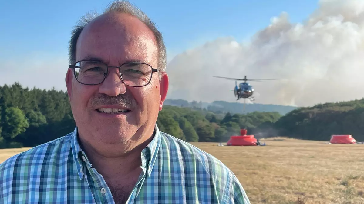 Landrat Ralf Nolten erzählt von der dramatischen Lage in der Nacht: Immer wieder drehte der Wind, und dadurch änderte die Flammenwalze ihre Richtung.  - Bild: Christoph Driessen/dpa