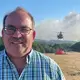Landrat Ralf Nolten erzählt von der dramatischen Lage in der Nacht: Immer wieder drehte der Wind, und dadurch änderte die Flammenwalze ihre Richtung.  - Bild: Christoph Driessen/dpa