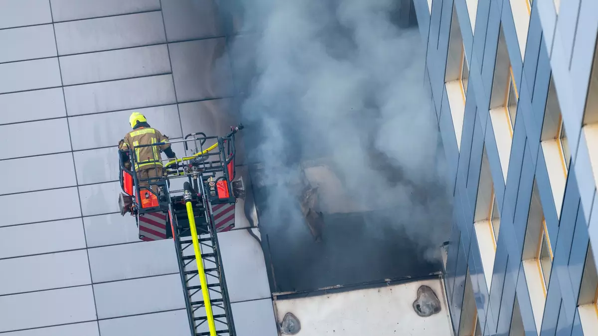 Der Einsatz sei «dramatisch» gewesen, Menschen standen am Fenster und drohten zu springen, sagte ein Feuerwehrsprecher.  - Bild: Christophe Gateau/dpa