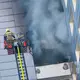 Der Einsatz sei «dramatisch» gewesen, Menschen standen am Fenster und drohten zu springen, sagte ein Feuerwehrsprecher.  - Bild: Christophe Gateau/dpa