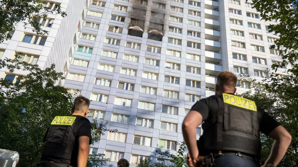 Das Feuer brach in der Nähe des Berliner Ostbahnhofs in einem Hochhaus mit 21 Stockwerken aus.  - Bild: Christophe Gateau/dpa