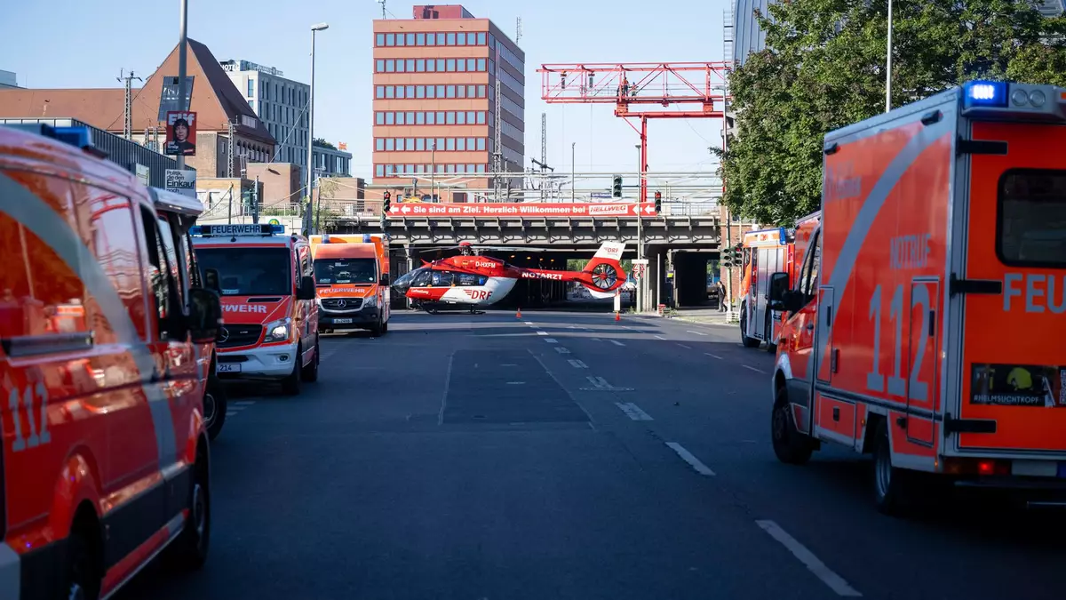 Auch ein Rettungshubschrauber stand bereit, wurde aber nicht für den Transport benötigt.  - Bild: Christophe Gateau/dpa