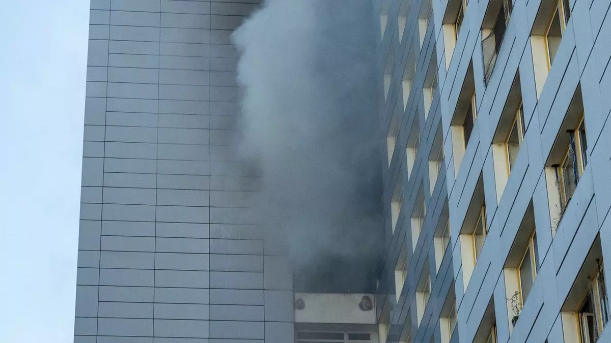 Eine Person habe bei Eintreffen der Feuerwehrkräfte schon auf dem Fensterbrett gesessen, hinter ihr schwarzer Rauch, sagte ein Sprecher der Feuerwehr.  - Bild: Christophe Gateau/dpa