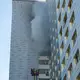 Eine Person habe bei Eintreffen der Feuerwehrkräfte schon auf dem Fensterbrett gesessen, hinter ihr schwarzer Rauch, sagte ein Sprecher der Feuerwehr.  - Bild: Christophe Gateau/dpa