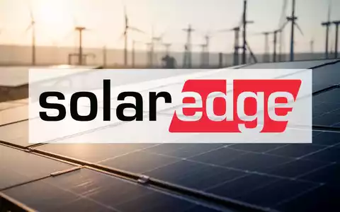 Moderne Solarpaneele in einer technologisch fortschrittlichen Umgebung bei Sonnenuntergang. - Foto: über boerse-global.de