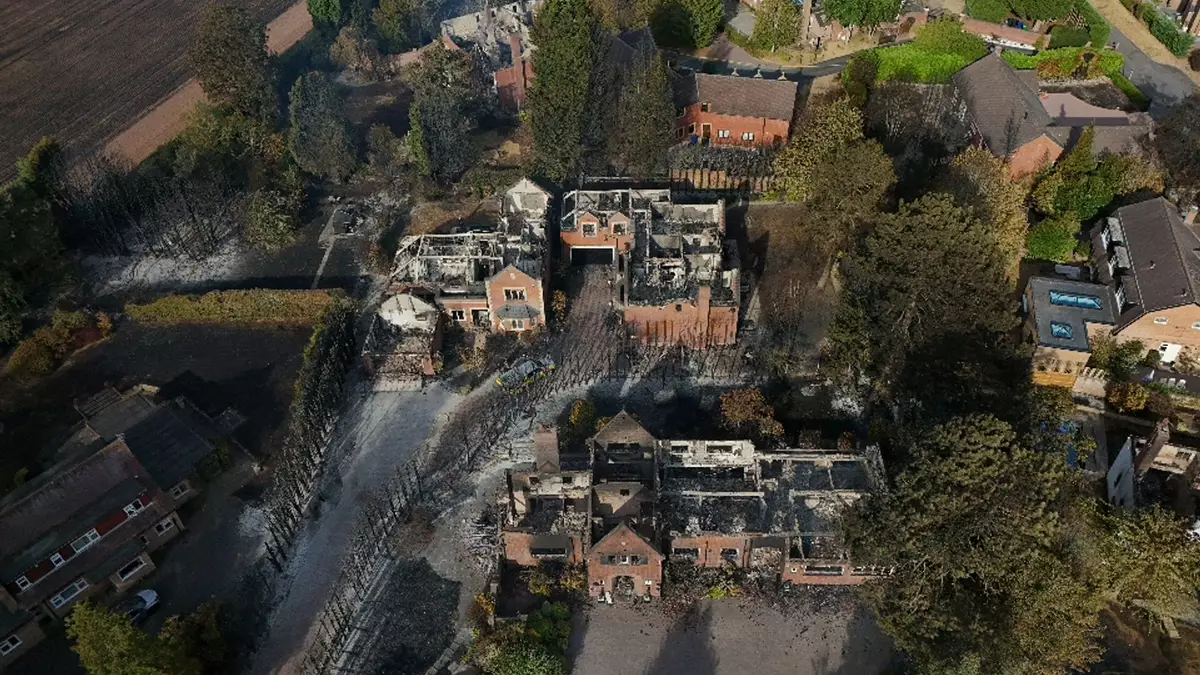 Mehrere Häuser wurden bei den Bränden zerstört oder schwer beschädigt. - Bild: Peter Byrne/PA Wire/dpa