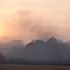 Die Einsatzkräfte bekämpften die Flammen in verschiedenen Gebieten gleichzeitig. - Bild: Jacob King/PA Wire/dpa