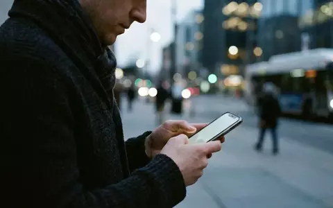 Nahaufnahme einer Person, die ein Smartphone hält, um eine Messaging-App zu bedienen, in einer natürlich beleuchteten Umgebung. - Foto: über boerse-global.de