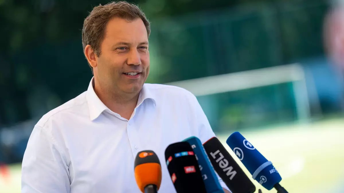 Klingbeil muss für seinen Steuerentwurf viel Kritik einstecken. (Archivbild) - Bild: Christophe Gateau/dpa