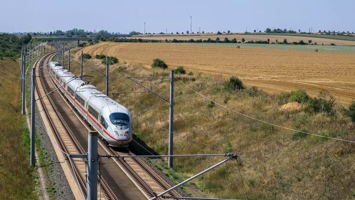 Die Deutsche Bahn geht gerichtlich gegen einen Beschluss der Bundesnetzagentur vor, mit dem der Wettbewerb im Fernverkehr gestärkt werden soll. (Archivbild) - Bild: Jan Woitas/dpa