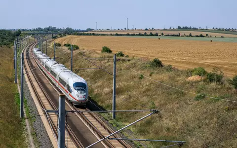 Die Deutsche Bahn geht gerichtlich gegen einen Beschluss der Bundesnetzagentur vor, mit dem der Wettbewerb im Fernverkehr gestärkt werden soll. (Archivbild) - Foto: Jan Woitas/dpa