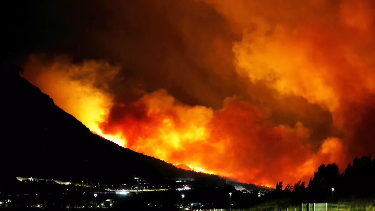 An der kroatischen Adriaküste südlich von Split hat ein heftiger Waldbrand Häuser und Autos zerstört. - Bild: Jakov Prkic/AP/dpa