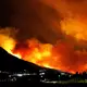 An der kroatischen Adriaküste südlich von Split hat ein heftiger Waldbrand Häuser und Autos zerstört. - Bild: Jakov Prkic/AP/dpa