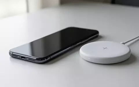 Ein modernes Smartphone auf einer kabellosen Ladestation in einer minimalistischen Arbeitsumgebung. - Foto: über boerse-global.de