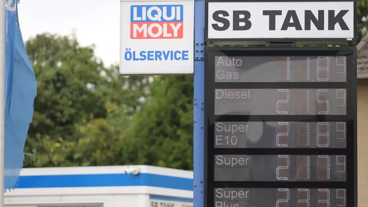 Freie Tankstellen haben nach eigenen Angaben Probleme bei der Umsetzung der 12-Uhr-Regel. (Symbolbild) - Bild: Sascha Thelen/dpa