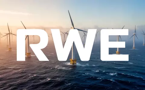 Mehrere große Windkraftanlagen auf dem offenen Meer bei Sonnenuntergang. - Foto: über boerse-global.de