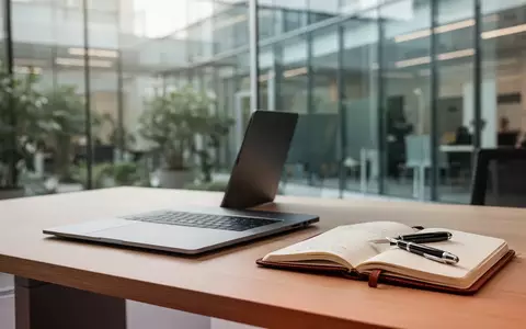 Ein sauberer, moderner Schreibtisch in einem hellen Büro mit Laptop und Notizbuch als Symbol für moderne Arbeitsbedingungen. - Foto: über boerse-global.de