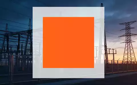Moderne Hochspannungsinfrastruktur in einer industriellen Umgebung bei Dämmerung. - Foto: über boerse-global.de