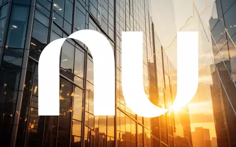 Moderne Glasfassade eines Wolkenkratzers bei Sonnenaufgang als Symbol für finanzielles Wachstum und Markterfolg. - Foto: über boerse-global.de