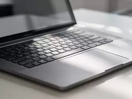 Nahaufnahme einer modernen Laptop-Tastatur in einem minimalistischen Büro bei natürlichem Tageslicht. - Foto: über boerse-global.de