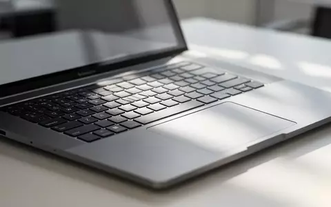 Nahaufnahme einer modernen Laptop-Tastatur in einem minimalistischen Büro bei natürlichem Tageslicht. - Foto: über boerse-global.de