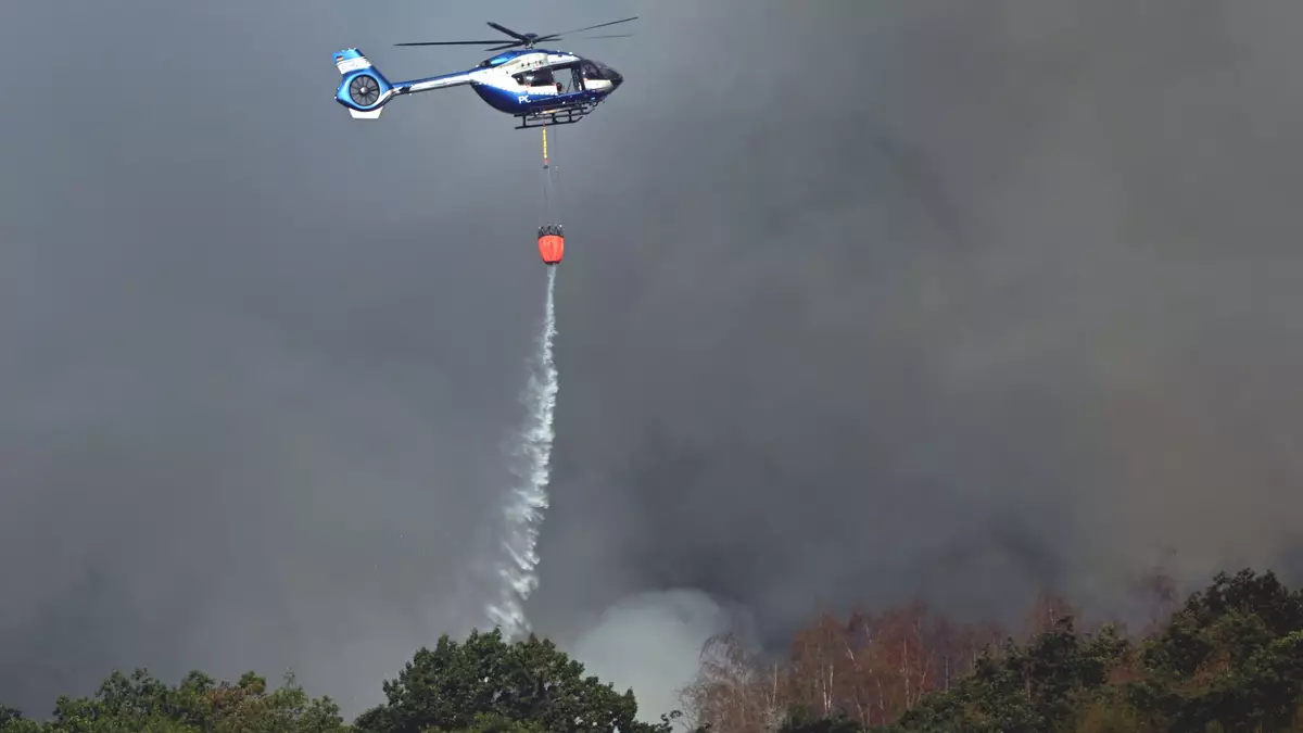 Ob Löschhubschrauber, Wasserwerfer oder Panzer - in Hürtgenwald wird alles technisch Mögliche an den Start gebracht, um den Waldbrand zu bekämpfen. - Bild: Federico Gambarini/dpa