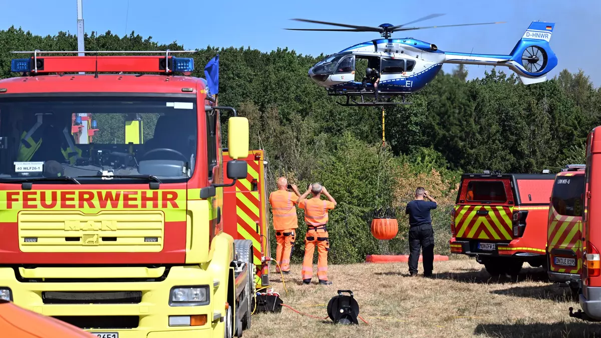 Wann der Einsatz im Hürtgenwald beendet werden kann, ist noch unklar. - Bild: Federico Gambarini/dpa