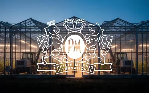 Moderne, technologisch fortschrittliche Gewächshausanlage in der Abenddämmerung als Symbol für Investitionen in den Agrarsektor. - Foto: über boerse-global.de
