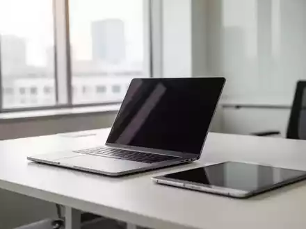 Ein moderner, heller Arbeitsplatz mit Laptop und Tablet in einem professionellen Büroambiente. - Foto: über boerse-global.de