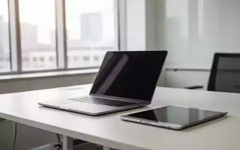 Ein moderner, heller Arbeitsplatz mit Laptop und Tablet in einem professionellen Büroambiente. - Foto: über boerse-global.de