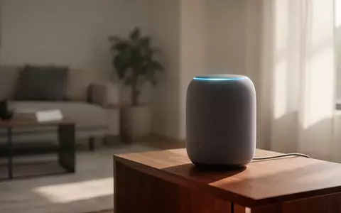 Moderner Smart Speaker auf einem Holztisch in einem hellen, wohnlichen Wohnzimmer bei Tageslicht. - Foto: über boerse-global.de