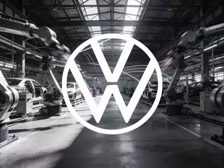 Moderne, architektonisch ansprechende Automobilfertigung in einer Industriehalle mit atmosphärischer Beleuchtung. - Foto: über boerse-global.de