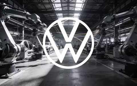 Moderne, architektonisch ansprechende Automobilfertigung in einer Industriehalle mit atmosphärischer Beleuchtung. - Foto: über boerse-global.de