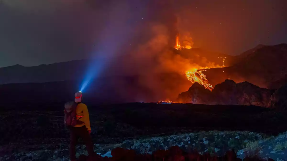 Die vulkanische Aktivität am Ätna hält an. Das hat auch Auswirkungen auf das Tourismusgeschäft auf Sizilien. - Bild: Salvatore Allegra/AP/dpa