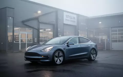 Ein modernes Elektroauto vor einem schwedischen Industriebetrieb an einem nebligen Morgen. - Foto: über boerse-global.de
