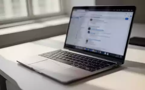 Ein moderner, aufgeräumter Schreibtisch mit einem Laptop in einer hellen Büroumgebung. - Foto: über boerse-global.de