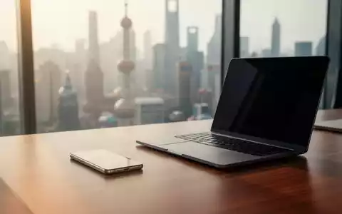 Ein minimalistischer Schreibtisch mit Smartphone und Laptop vor einer verschwommenen Skyline von Shanghai. - Foto: über boerse-global.de