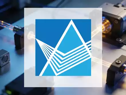 Abstrakte Darstellung moderner Glasfasertechnologie und Photonik in einer professionellen Laborumgebung. - Foto: über boerse-global.de