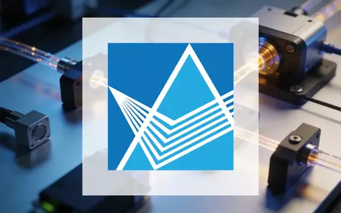 Abstrakte Darstellung moderner Glasfasertechnologie und Photonik in einer professionellen Laborumgebung. - Foto: über boerse-global.de