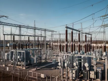 Moderne industrielle Stromumspannanlage mit Transformatoren und Stromleitungen unter blauem Himmel. - Foto: über boerse-global.de