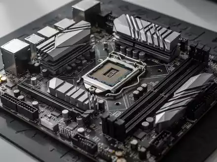 Nahaufnahme eines modernen Computer-Mainboards mit Fokus auf die elektronischen Komponenten und den Prozessorsockel. - Foto: über boerse-global.de