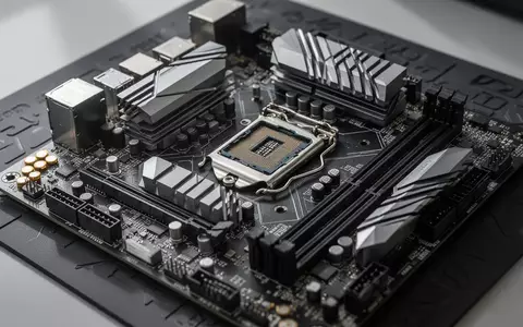 Nahaufnahme eines modernen Computer-Mainboards mit Fokus auf die elektronischen Komponenten und den Prozessorsockel. - Foto: über boerse-global.de