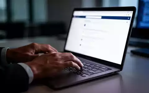 Hände beim Tippen auf einer Laptop-Tastatur in einem Büro, während auf dem Bildschirm ein Browser-Fenster zu sehen ist. - Foto: über boerse-global.de